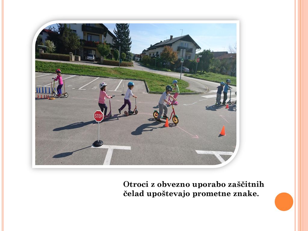 Otroci z obvezno uporabo zaščitnih čelad upoštevajo prometne znake.