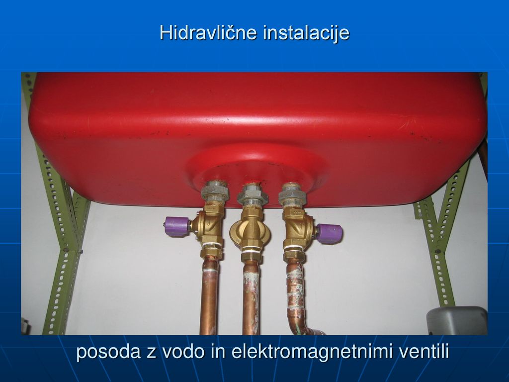 posoda z vodo in elektromagnetnimi ventili