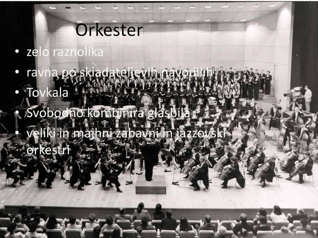 Orkester zelo raznolika ravna po skladateljevih navodilih Tovkala