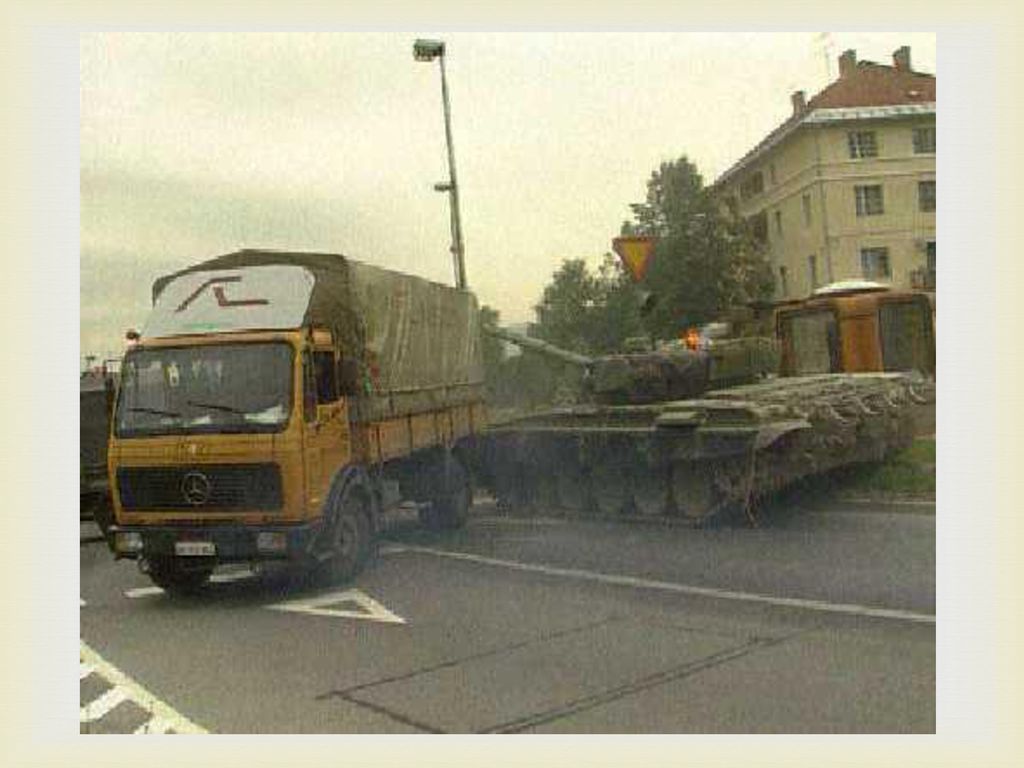 Deset tankov je iz Maribora približno ob 9